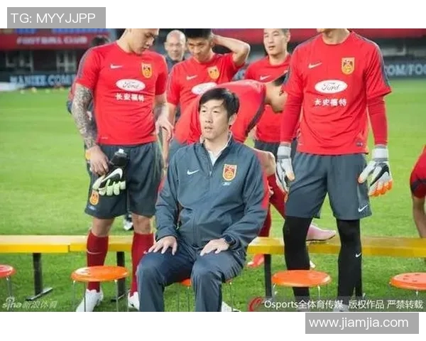 足球明星意外冲入观众席引发热烈反响现场气氛瞬间升温